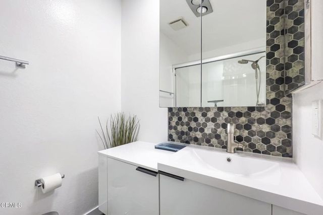 1340 E Hillcrest Drive 6, Thousand Oaks, CA 91362