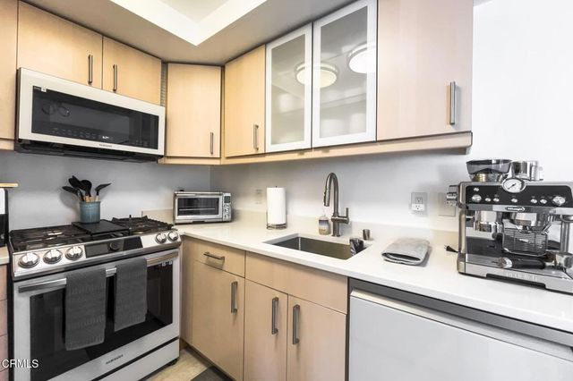 1340 E Hillcrest Drive 6, Thousand Oaks, CA 91362