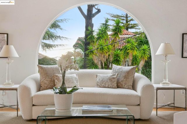 906 Glendome Cir, Oakland, CA 94602