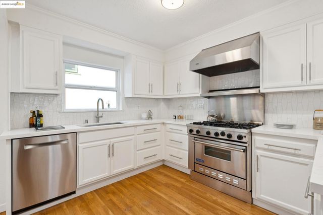 906 Glendome Cir, Oakland, CA 94602