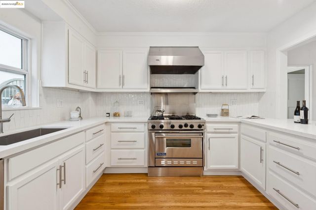 906 Glendome Cir, Oakland, CA 94602