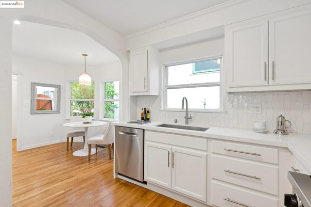 906 Glendome Cir, Oakland, CA 94602