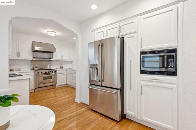 906 Glendome Cir, Oakland, CA 94602