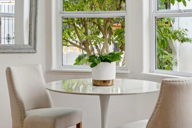 906 Glendome Cir, Oakland, CA 94602