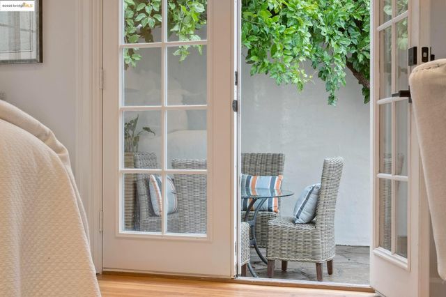 906 Glendome Cir, Oakland, CA 94602