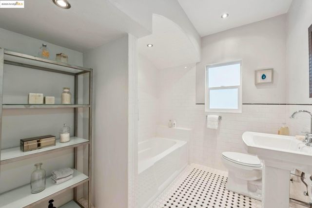 906 Glendome Cir, Oakland, CA 94602