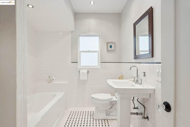 906 Glendome Cir, Oakland, CA 94602