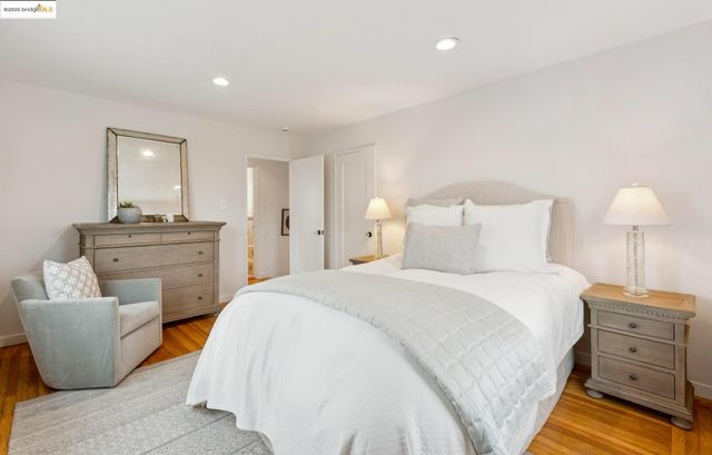 906 Glendome Cir, Oakland, CA 94602