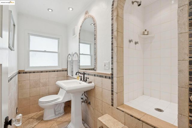 906 Glendome Cir, Oakland, CA 94602