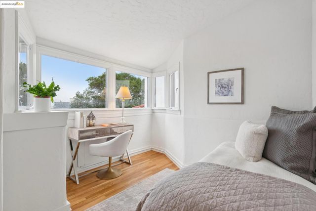 906 Glendome Cir, Oakland, CA 94602