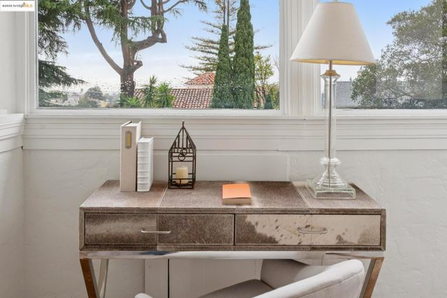 906 Glendome Cir, Oakland, CA 94602