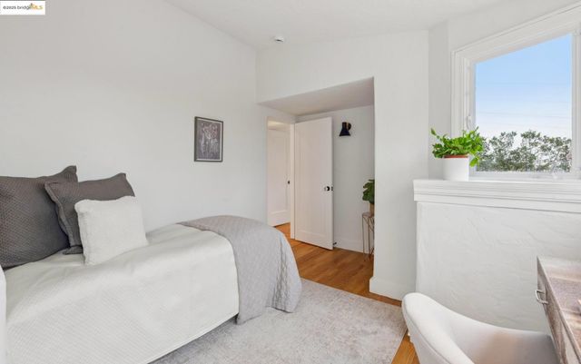 906 Glendome Cir, Oakland, CA 94602