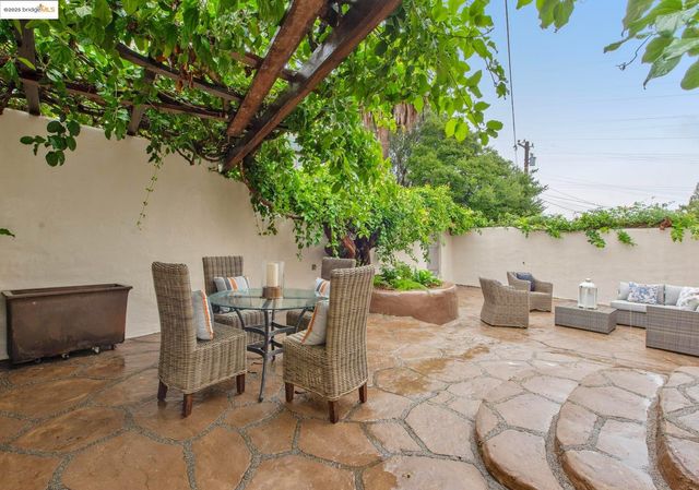 906 Glendome Cir, Oakland, CA 94602