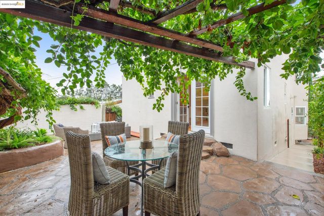 906 Glendome Cir, Oakland, CA 94602