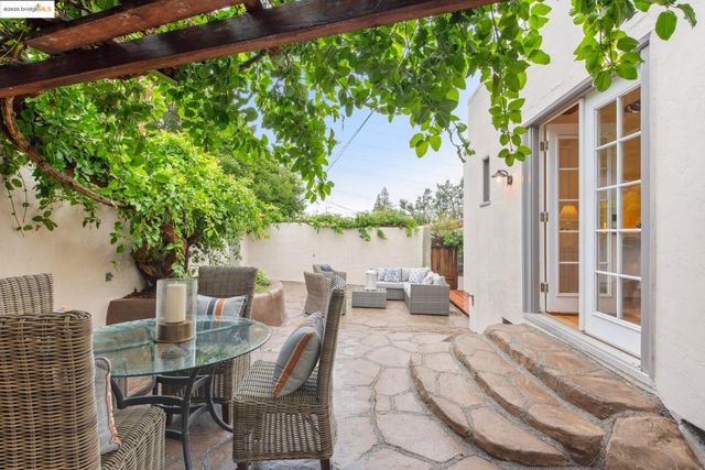 906 Glendome Cir, Oakland, CA 94602