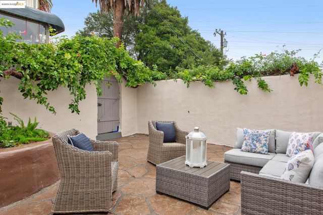 906 Glendome Cir, Oakland, CA 94602