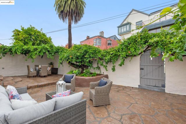 906 Glendome Cir, Oakland, CA 94602