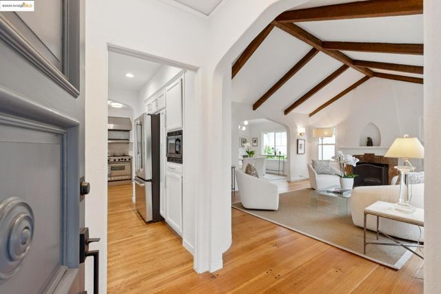 906 Glendome Cir, Oakland, CA 94602