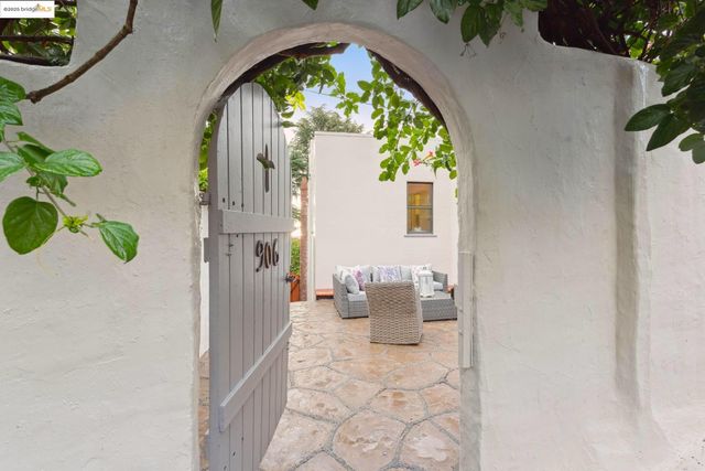 906 Glendome Cir, Oakland, CA 94602