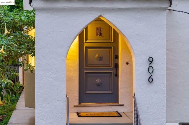 906 Glendome Cir, Oakland, CA 94602