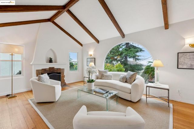 906 Glendome Cir, Oakland, CA 94602