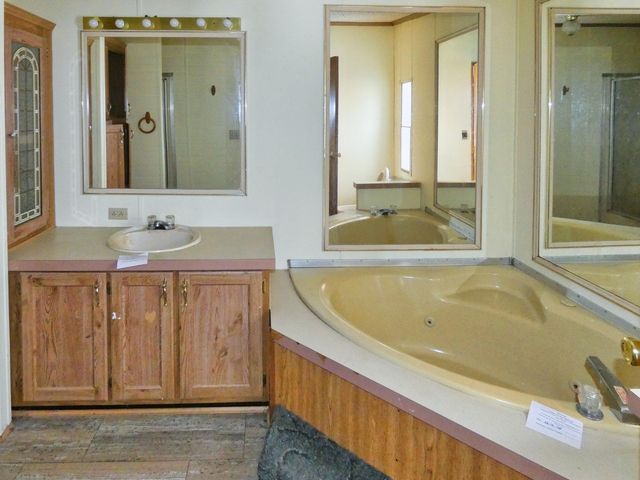 23316 N Shore Drive, Edwardsburg, MI 49112