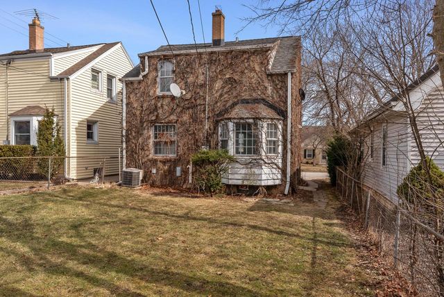 1461 S 91st STREET, West Allis, WI 53214