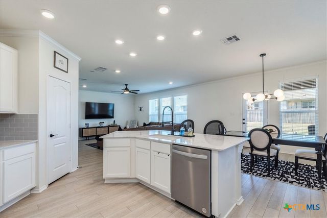 185 Six Shooter Drive, Kyle, TX 78640