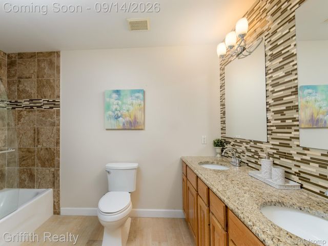 10183 Silver Lake Road, Green Oak Township, MI 48116