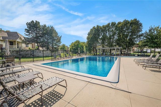 15212 S Greenwood Street 2001, Olathe, KS 66062