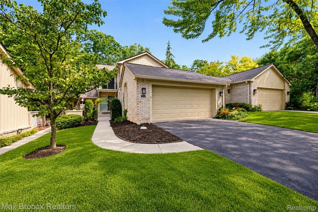 1131 Hillpointe Circle, Bloomfield Charter Township, MI 48304