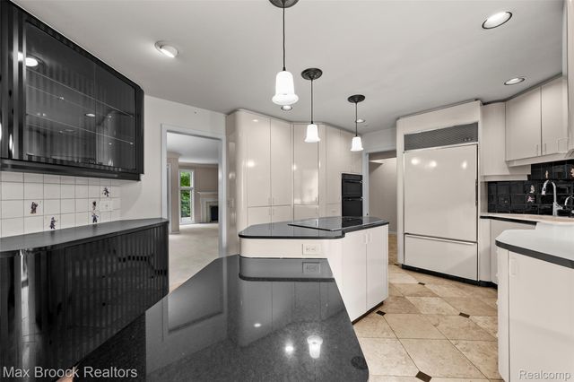 1131 Hillpointe Circle, Bloomfield Charter Township, MI 48304