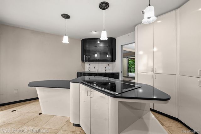 1131 Hillpointe Circle, Bloomfield Charter Township, MI 48304