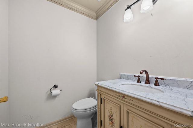 1131 Hillpointe Circle, Bloomfield Charter Township, MI 48304