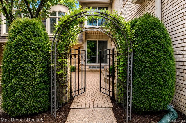 1131 Hillpointe Circle, Bloomfield Charter Township, MI 48304