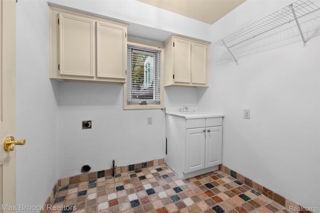 1131 Hillpointe Circle, Bloomfield Charter Township, MI 48304