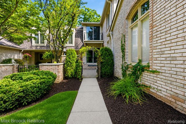 1131 Hillpointe Circle, Bloomfield Charter Township, MI 48304