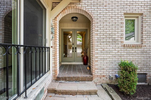 1131 Hillpointe Circle, Bloomfield Charter Township, MI 48304