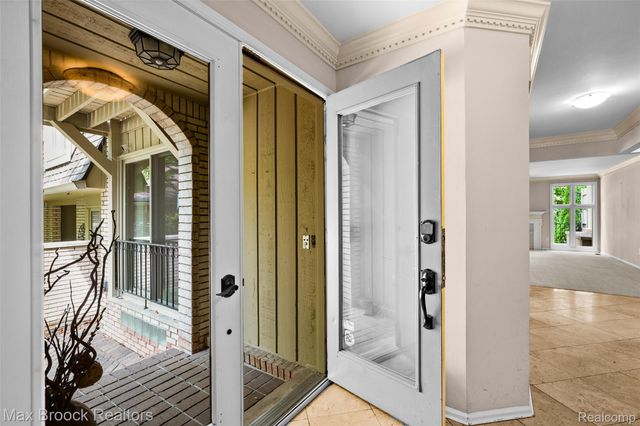 1131 Hillpointe Circle, Bloomfield Charter Township, MI 48304