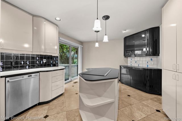 1131 Hillpointe Circle, Bloomfield Charter Township, MI 48304