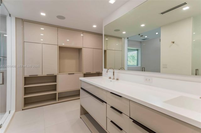 301 E Shore Dr E 301, Miami, FL 33133