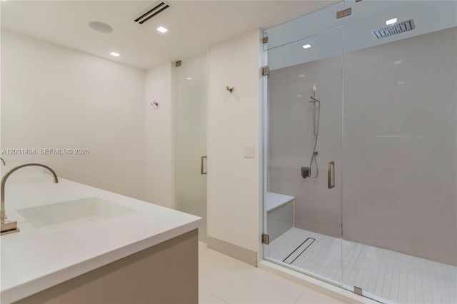 301 E Shore Dr E 301, Miami, FL 33133