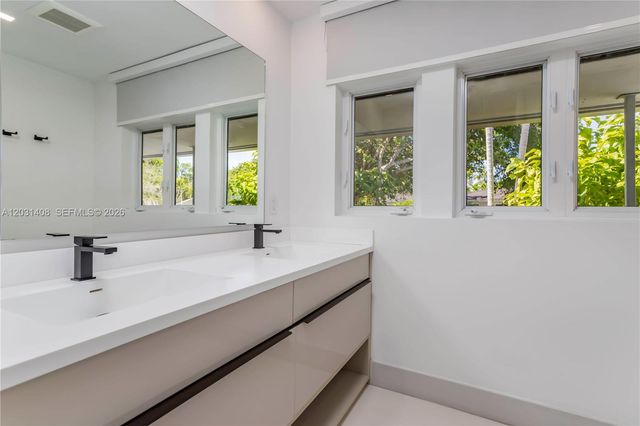 301 E Shore Dr E 301, Miami, FL 33133