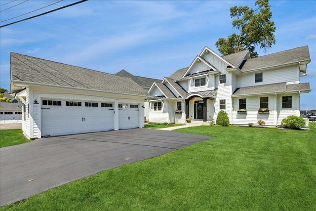 225 Edgewater Drive, Crystal Lake, IL 60014
