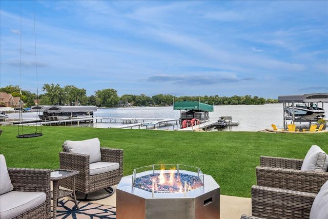 225 Edgewater Drive, Crystal Lake, IL 60014