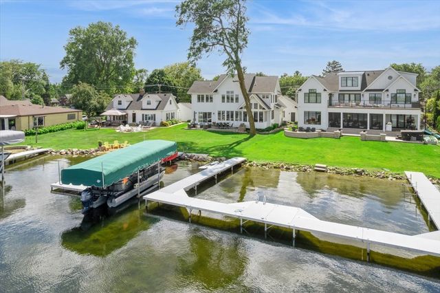 225 Edgewater Drive, Crystal Lake, IL 60014