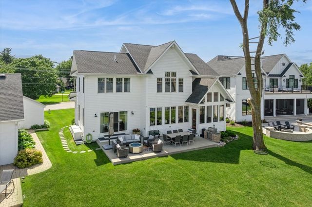 225 Edgewater Drive, Crystal Lake, IL 60014
