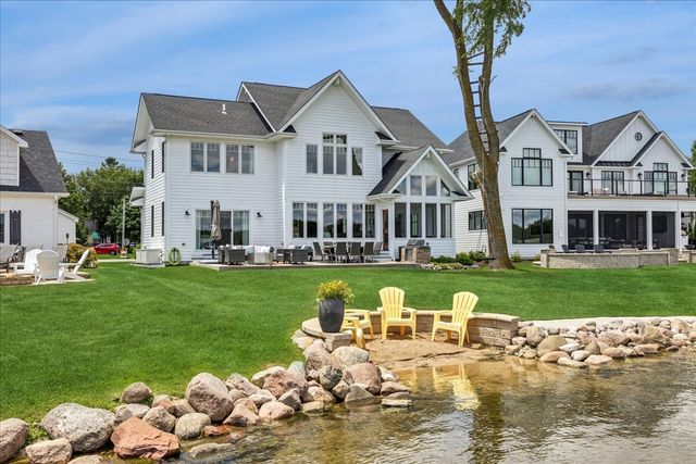 225 Edgewater Drive, Crystal Lake, IL 60014