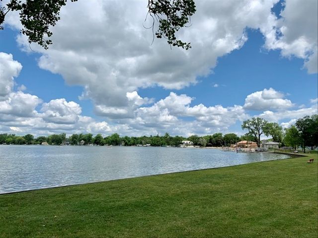225 Edgewater Drive, Crystal Lake, IL 60014