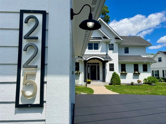 225 Edgewater Drive, Crystal Lake, IL 60014